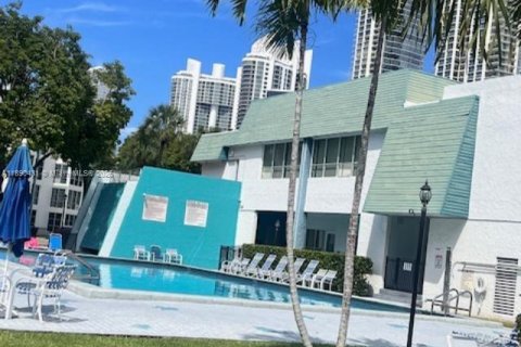 Снять в аренду кондоминиум в Санни-Айлс-Бич, Флорида 1 спальня, 50.54м2, № 1948491 - фото 3