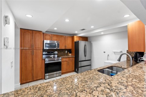 Townhouse in Pembroke Pines, Florida 3 bedrooms, 140.38 sq.m. № 2027069 - photo 10