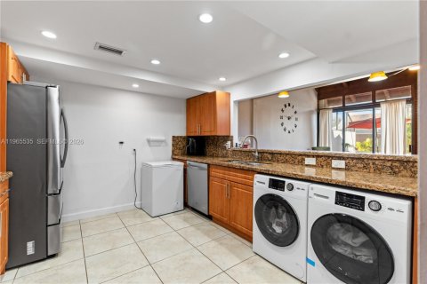 Townhouse in Pembroke Pines, Florida 3 bedrooms, 140.38 sq.m. № 2027069 - photo 11