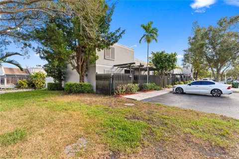 Townhouse in Pembroke Pines, Florida 3 bedrooms, 140.38 sq.m. № 2027069 - photo 29