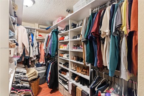 Townhouse in Pembroke Pines, Florida 3 bedrooms, 140.38 sq.m. № 2027069 - photo 24