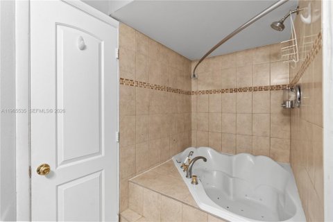 Townhouse in Pembroke Pines, Florida 3 bedrooms, 140.38 sq.m. № 2027069 - photo 20