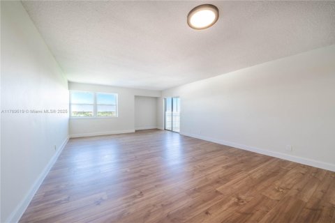 Condo in Lauderhill, Florida, 2 bedrooms  № 1863403 - photo 6