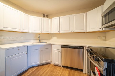 Condo in Lauderhill, Florida, 2 bedrooms  № 1863403 - photo 3