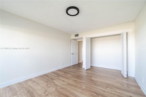 Condo in Lauderhill, Florida, 2 bedrooms  № 1863403 - photo 13