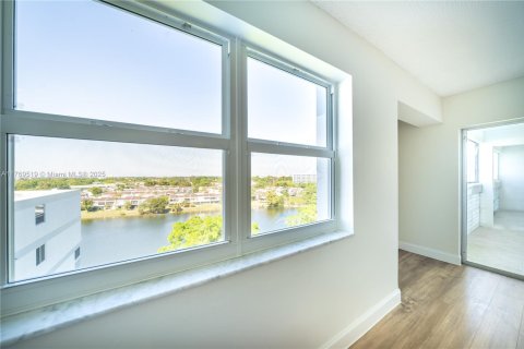 Condo in Lauderhill, Florida, 2 bedrooms  № 1863403 - photo 19