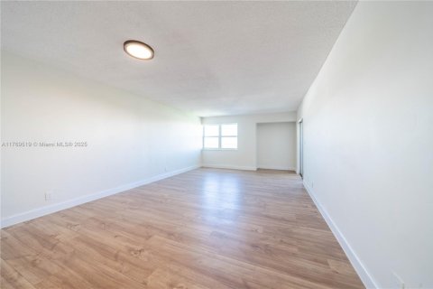 Condo in Lauderhill, Florida, 2 bedrooms  № 1863403 - photo 5