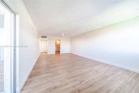 Condo in Lauderhill, Florida, 2 bedrooms  № 1863403 - photo 8