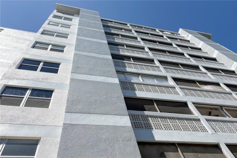 Condo in Lauderhill, Florida, 2 bedrooms  № 1863403 - photo 24