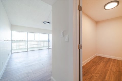 Condo in Lauderhill, Florida, 2 bedrooms  № 1863403 - photo 14