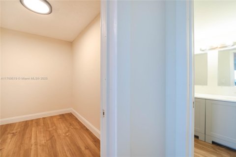 Condo in Lauderhill, Florida, 2 bedrooms  № 1863403 - photo 18