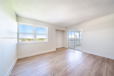 Condo in Lauderhill, Florida, 2 bedrooms  № 1863403 - photo 9