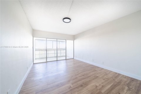 Condo in Lauderhill, Florida, 2 bedrooms  № 1863403 - photo 15