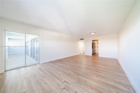 Condo in Lauderhill, Florida, 2 bedrooms  № 1863403 - photo 7