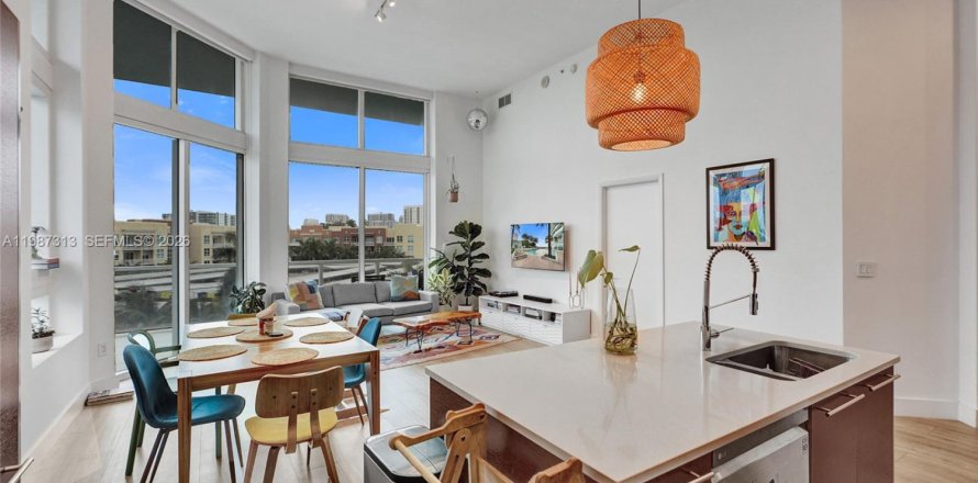 Кондоминиум с 2 спальнями в Майами, Флорида № 2047812