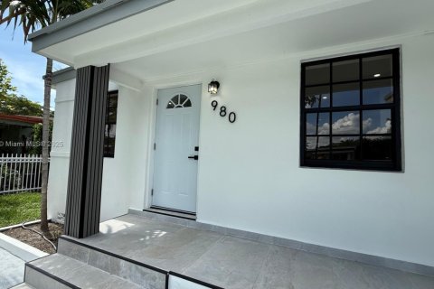 Villa ou maison à vendre à North Miami, Floride: 4 chambres, 145.39 m2 № 1973748 - photo 2