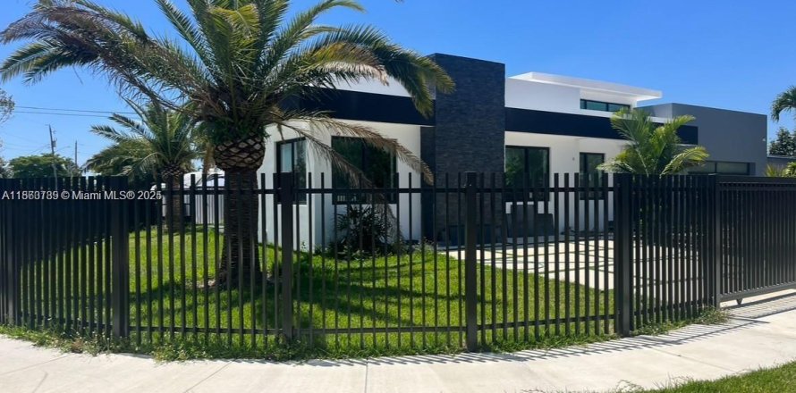 Дом в Майами, Флорида 3 спальни, 213.68м2 № 1957933