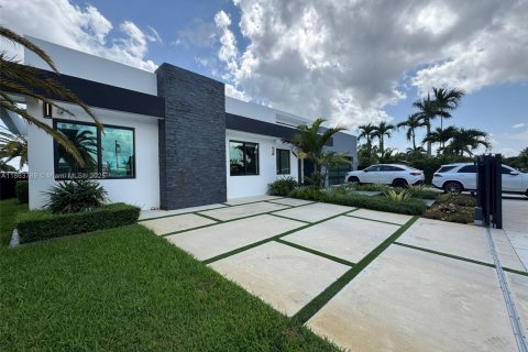 Купить виллу или дом в Майами, Флорида 3 спальни, 213.68м2, № 1957933 - фото 11