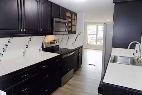 House in Sarasota, Florida 2 bedrooms, 96.9 sq.m. № 2150972 - photo 6