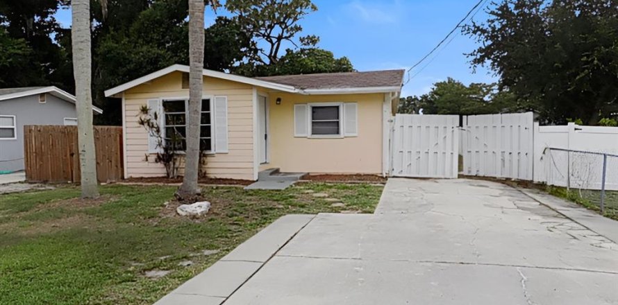 House in Sarasota, Florida 2 bedrooms, 96.9 sq.m. № 2150972