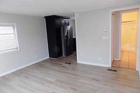 House in Sarasota, Florida 2 bedrooms, 96.9 sq.m. № 2150972 - photo 5