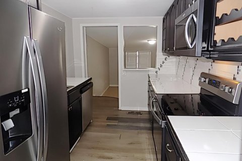 House in Sarasota, Florida 2 bedrooms, 96.9 sq.m. № 2150972 - photo 8