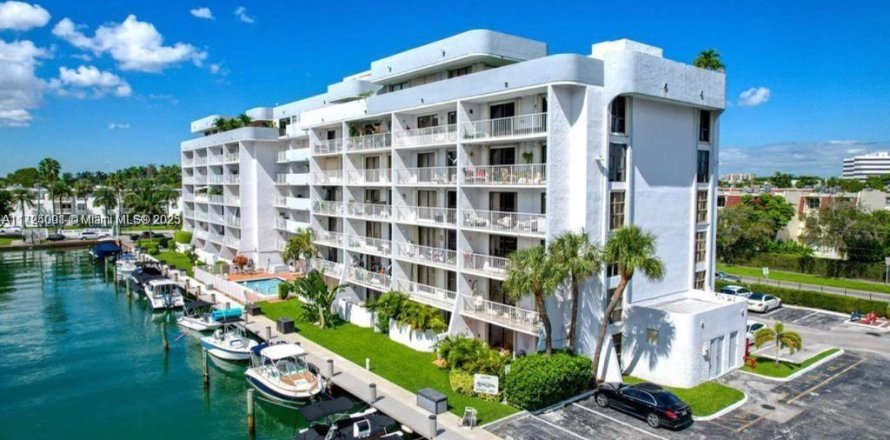 Estudio en el Condominio en Miami, Florida  № 1708440
