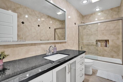 Casa en alquiler en Miami, Florida, 5 dormitorios, 283.82 m2 № 2084781 - foto 15