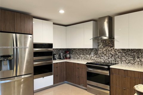 Casa en alquiler en Miami, Florida, 5 dormitorios, 283.82 m2 № 2084781 - foto 4