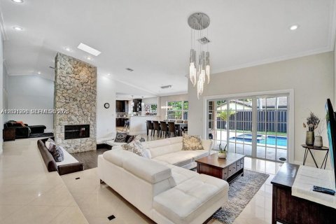 Casa en alquiler en Miami, Florida, 5 dormitorios, 283.82 m2 № 2084781 - foto 2