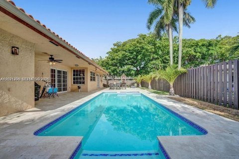 Casa en alquiler en Miami, Florida, 5 dormitorios, 283.82 m2 № 2084781 - foto 22