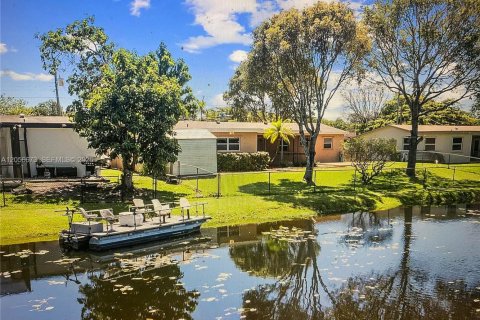 House in Cooper City, Florida 3 bedrooms, 124.86 sq.m. № 2186384 - photo 9