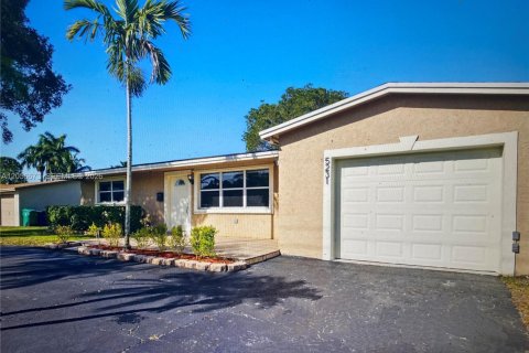 House in Cooper City, Florida 3 bedrooms, 124.86 sq.m. № 2186384