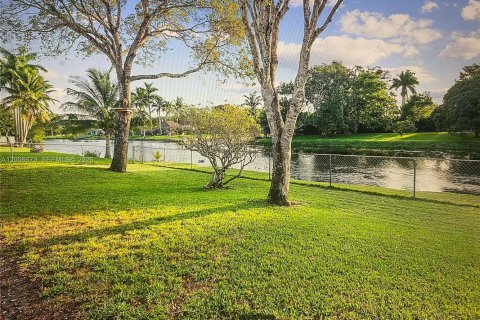 House in Cooper City, Florida 3 bedrooms, 124.86 sq.m. № 2186384 - photo 11