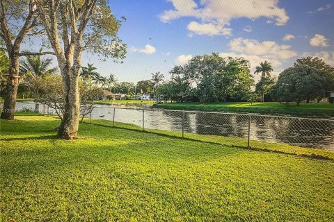 House in Cooper City, Florida 3 bedrooms, 124.86 sq.m. № 2186384 - photo 16
