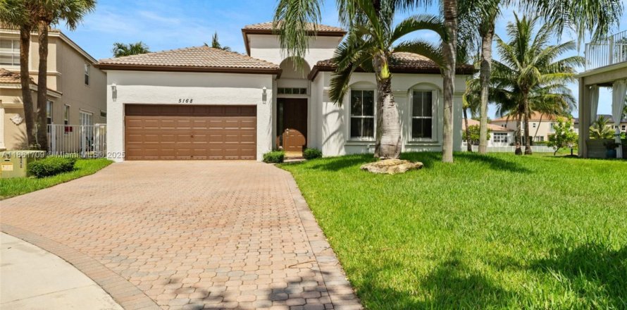 Villa ou maison à Miramar, Floride 4 chambres, 250.09 m2 № 1890545