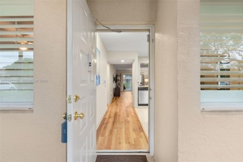 Condo in Tamarac, Florida, 2 bedrooms  № 2003687 - photo 5