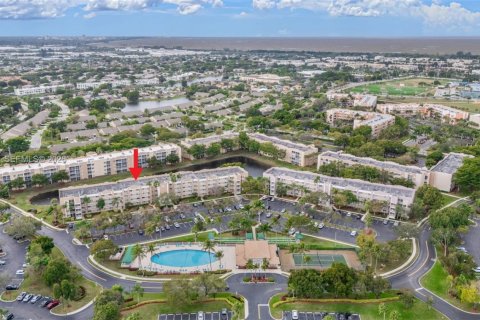 Condo in Tamarac, Florida, 2 bedrooms  № 2003687 - photo 23