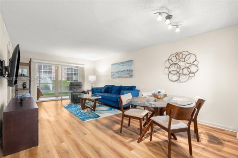 Condo in Tamarac, Florida, 2 bedrooms  № 2003687 - photo 8