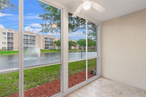 Condo in Tamarac, Florida, 2 bedrooms  № 2003687 - photo 3