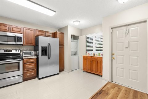 Condo in Tamarac, Florida, 2 bedrooms  № 2003687 - photo 6