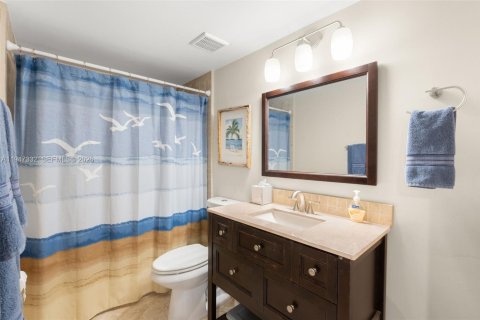 Condo in Tamarac, Florida, 2 bedrooms  № 2003687 - photo 19