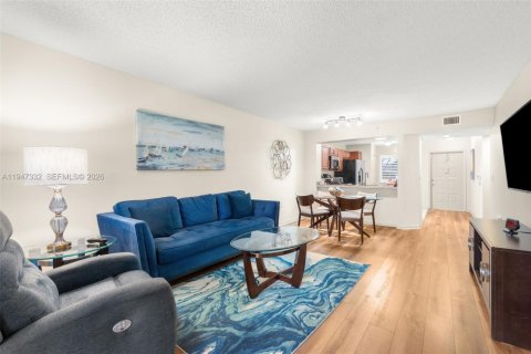 Condo in Tamarac, Florida, 2 bedrooms  № 2003687 - photo 9