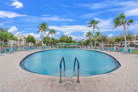 Condo in Tamarac, Florida, 2 bedrooms  № 2003687 - photo 28