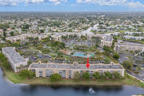 Condo in Tamarac, Florida, 2 bedrooms  № 2003687 - photo 25