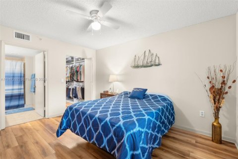Condo in Tamarac, Florida, 2 bedrooms  № 2003687 - photo 12