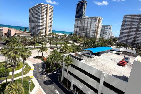 Copropriété à vendre à Hallandale Beach, Floride: 2 chambres, 81.29 m2 № 2071827 - photo 15