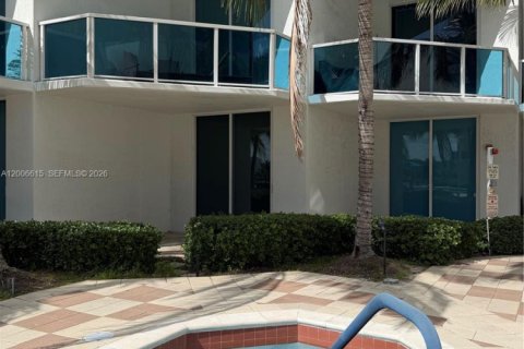 Copropriété à vendre à Hallandale Beach, Floride: 2 chambres, 81.29 m2 № 2071827 - photo 2