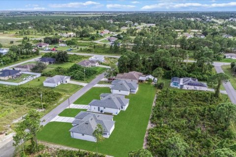 Купить виллу или дом в Лихай-Эйкерс, Флорида 4 спальни, 171.13м2, № 2063968 - фото 11