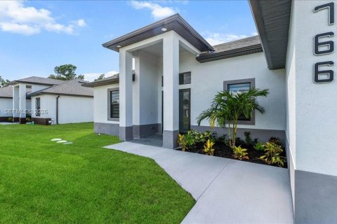 Купить виллу или дом в Лихай-Эйкерс, Флорида 4 спальни, 171.13м2, № 2063968 - фото 2